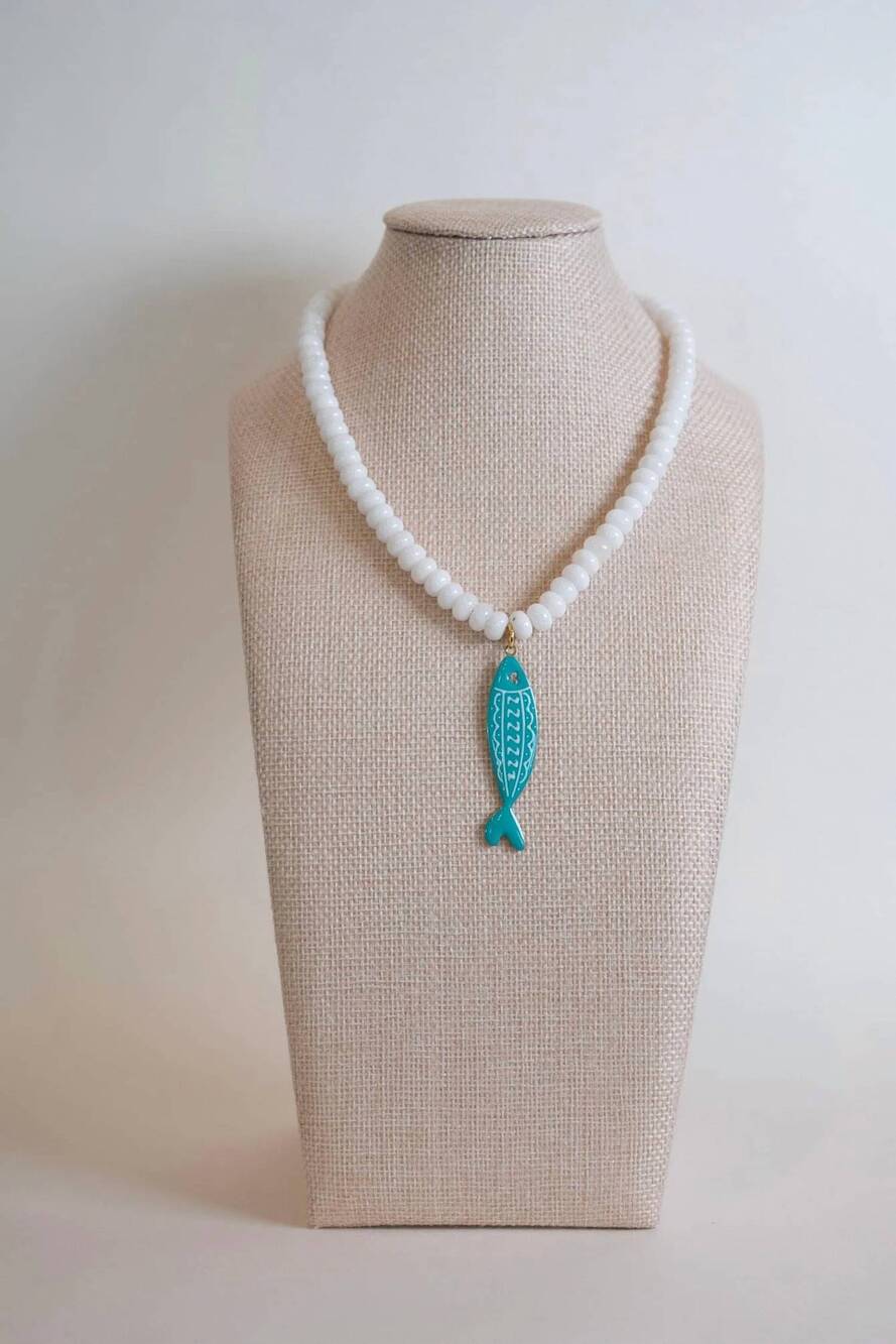 NEW HART DESIGNS women's beaded fish pendant necklace in white/blue